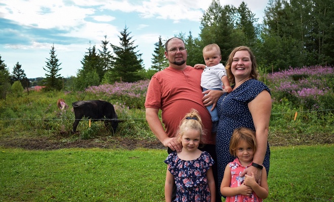 La famille est dans le pré