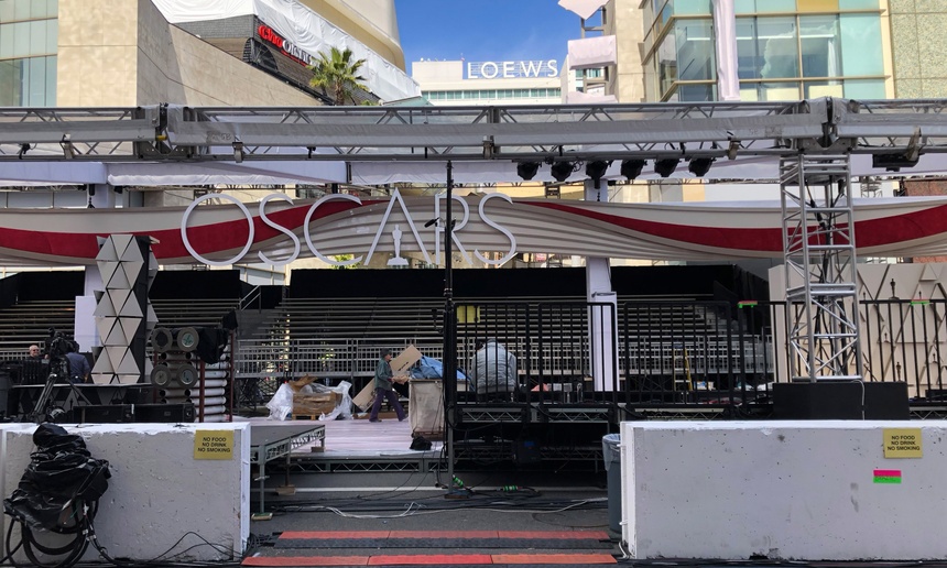 Photos: L'installation du gigantesque tapis rouge des Oscars 2019