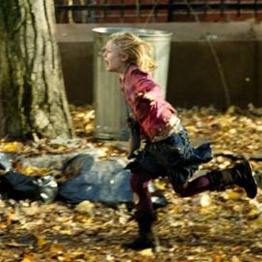 La petite Fanning courant dans la rue