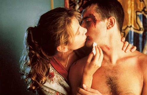 Victoria Abril et Antonio Banderas dans Attache-moi!