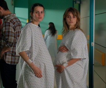 Une scène du film Parallel Mothers