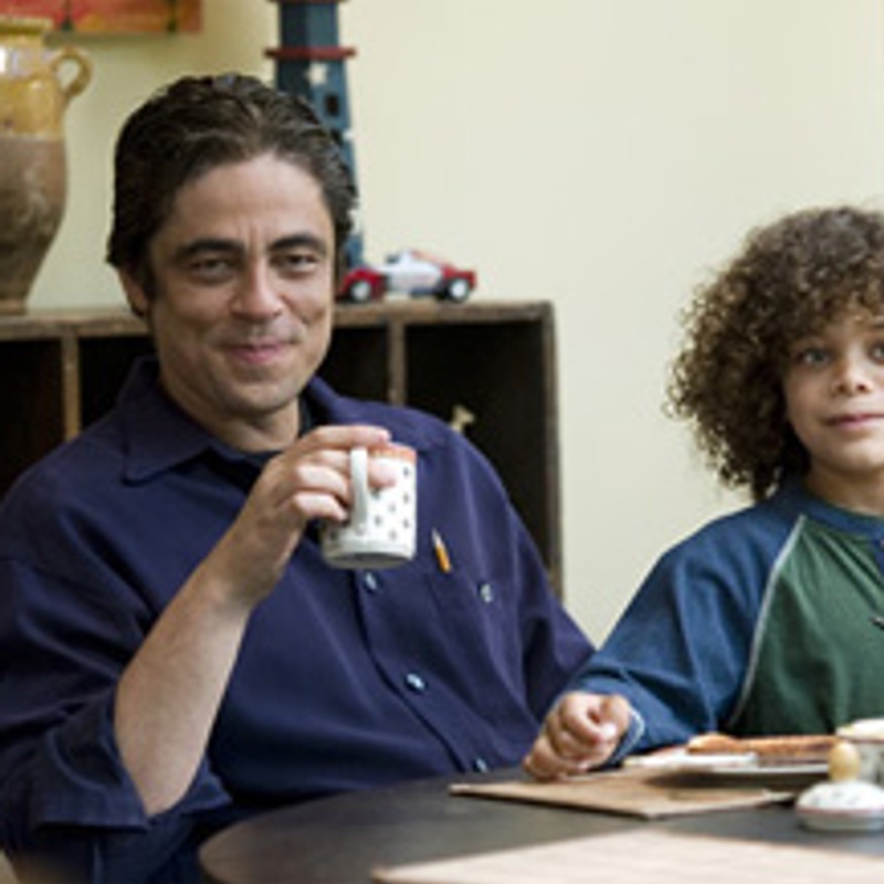 Benicio Del Toro et Micah Berry dans Nos souvenirs brûlés