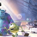 Une scène du film Monsters, Inc. et le logo de Monsters University