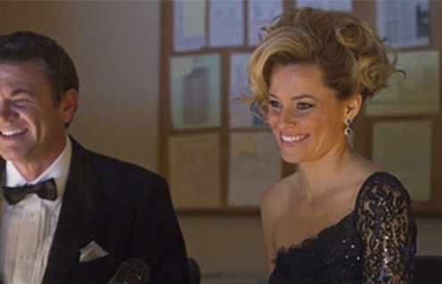 Elizabeth Banks et John Michael Higgins dans Pitch Perfect