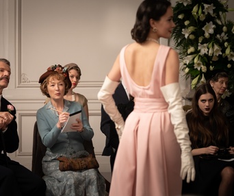 Une scène du film Mrs. Harris Goes to Paris