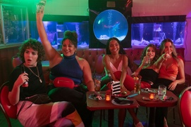 Une scène du film Sitting in Bars with Cake