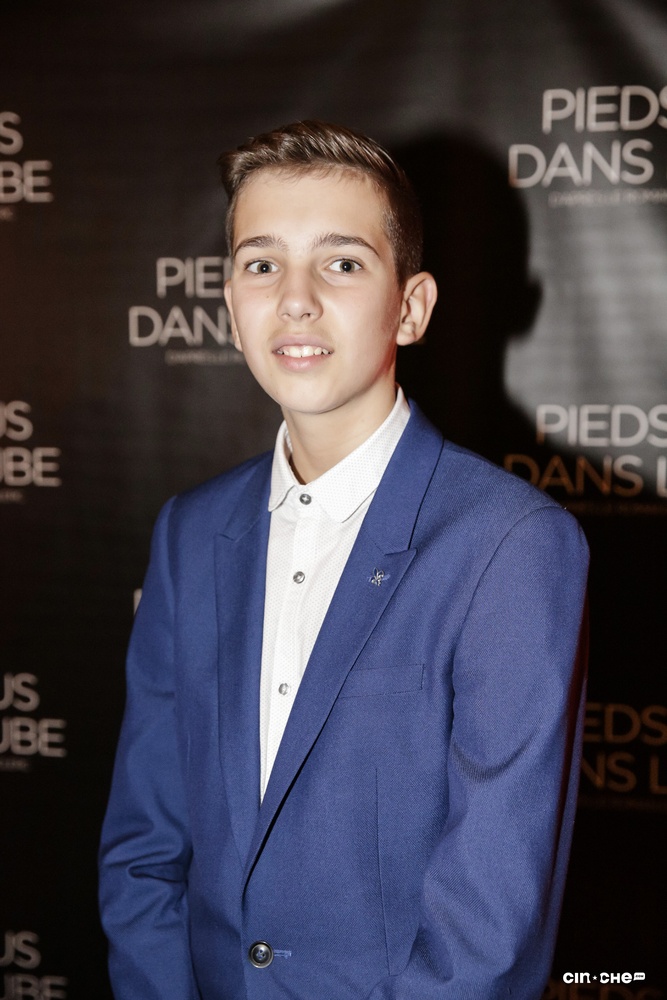 Sur le tapis rouge du film Pieds nus dans l'aube