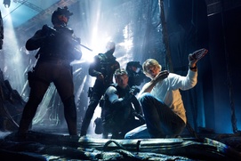 Une scène du film Transformers: The Last Knight Une scène du film Transformers: The Last Knight