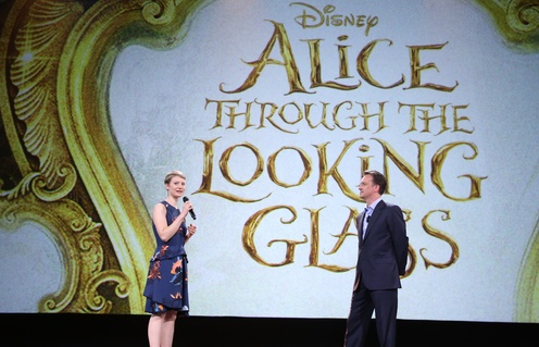 Mia Wasikowska et Sean Bailey à l'Expo D23 2015