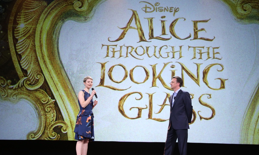 Dévoilement des affiches officielles de Alice Through the Looking Glass