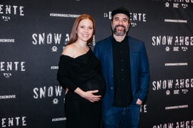 Catherine Bérubé d'Alertes est rayonnante enceinte sur le tapis rouge de Snow Angel