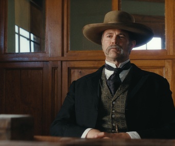 Une scène du film The Dead Don't Hurt