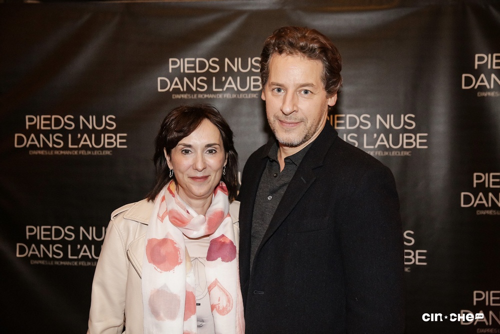 Sur le tapis rouge du film Pieds nus dans l'aube