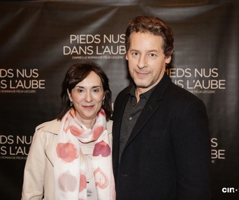 Sur le tapis rouge du film Pieds nus dans l'aube
