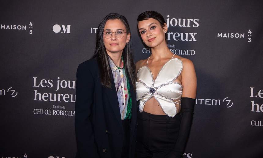Chloé Robichaud et Sophie Desmarais bien entourées sur le tapis rouge des Jours heureux