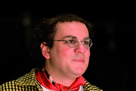 Une scène du film Coluche, l'histoire d'un mec Une scène du film Coluche, l'histoire d'un mec