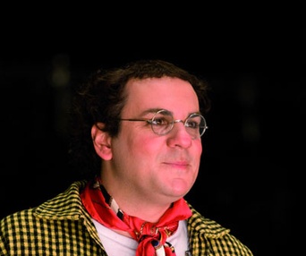 Une scène du film Coluche, l'histoire d'un mec