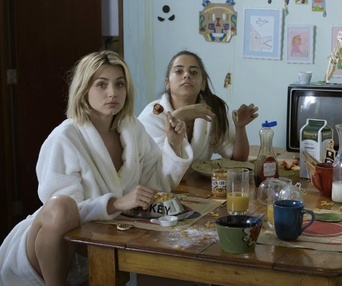 Une scène du film Knock Knock