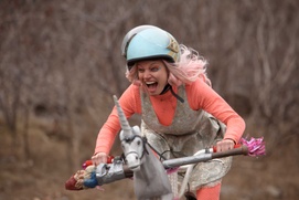 Une scène du film Turbo Kid Une scène du film Turbo Kid