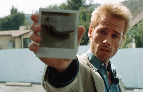 Guy Pearce dans Memento