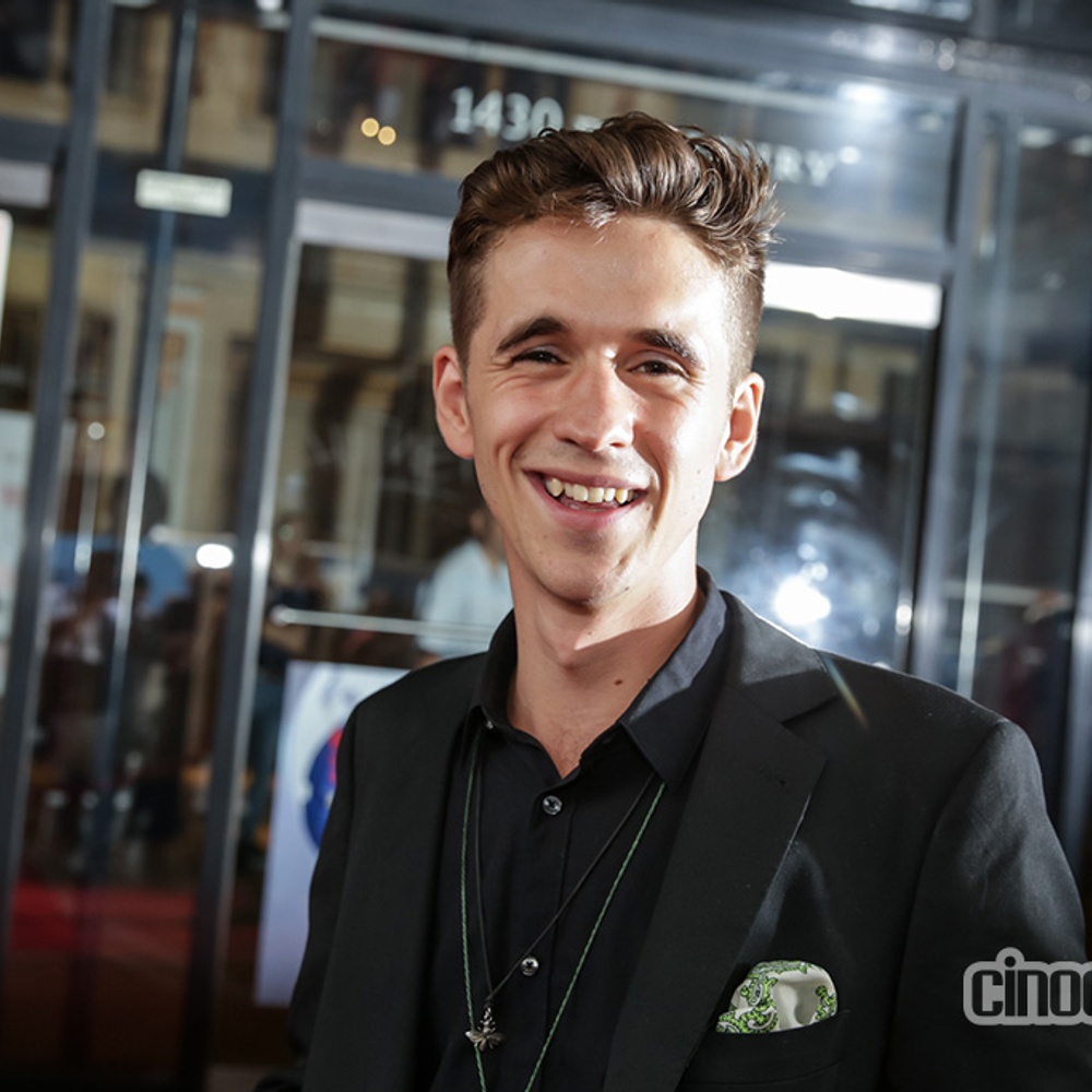 Sur le tapis rouge de la première de Embrasse-moi comme tu m'aimes