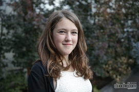 Sur le tapis rouge de Une jeune fille