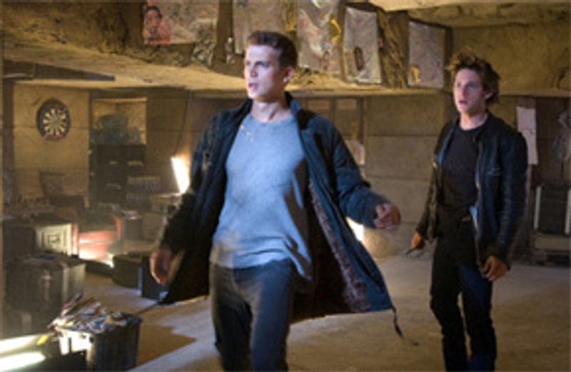 Hayden Christensen et Jamie Belle dans Jumper