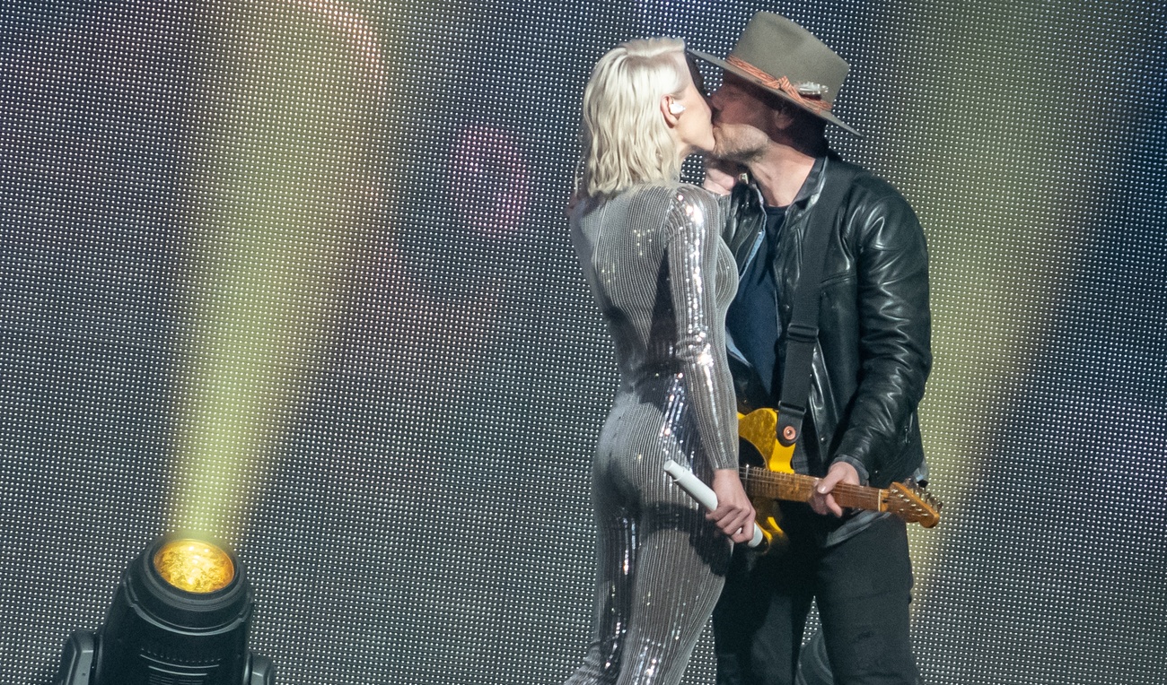 Moment tendre entre Marie-Mai et son amoureux sur la scène du Centre Bell