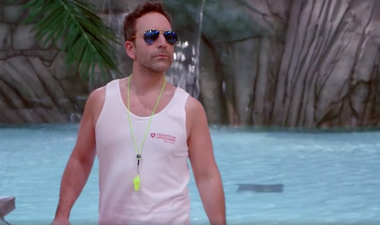L'hilarant Éric Salvail visite le Bora Parc du Village Vacances Valcartier