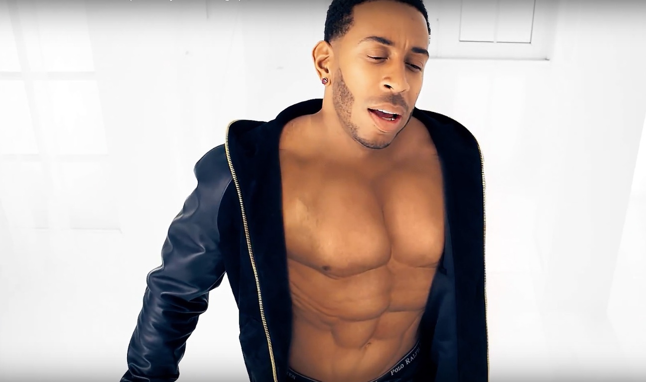 Les faux pectoraux ridicules de Ludacris font rire les internautes