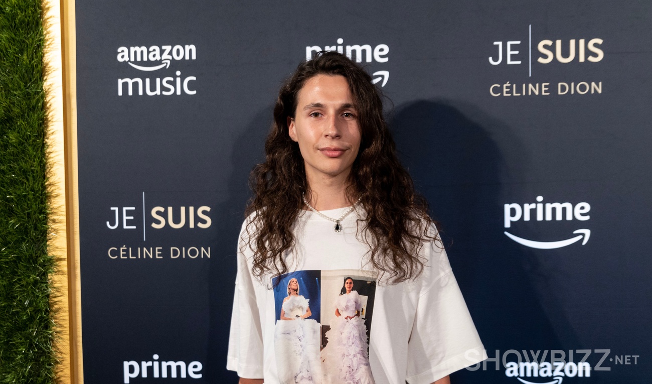 Image de l'article Maxence des «Traîtres» aborde un look flamboyant pour les festivités d'Osheaga