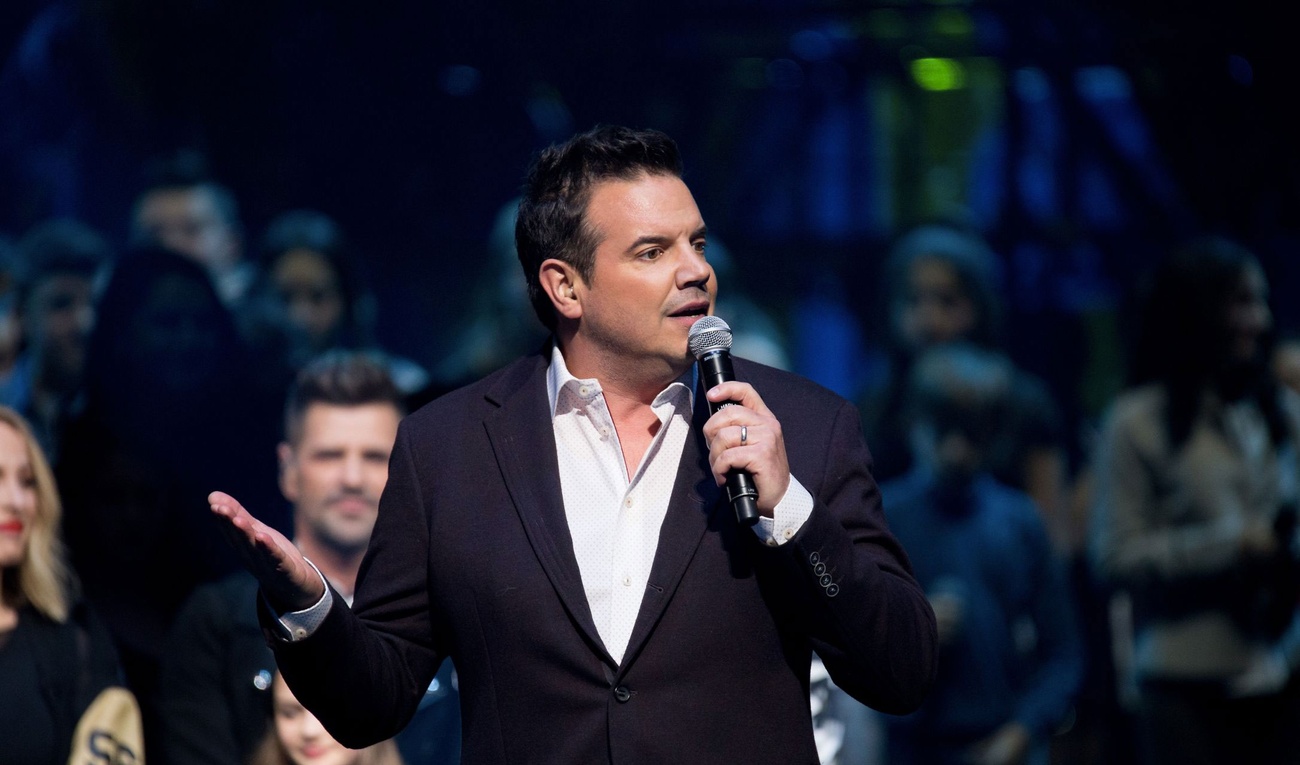 La voix passe de la télé à la scène