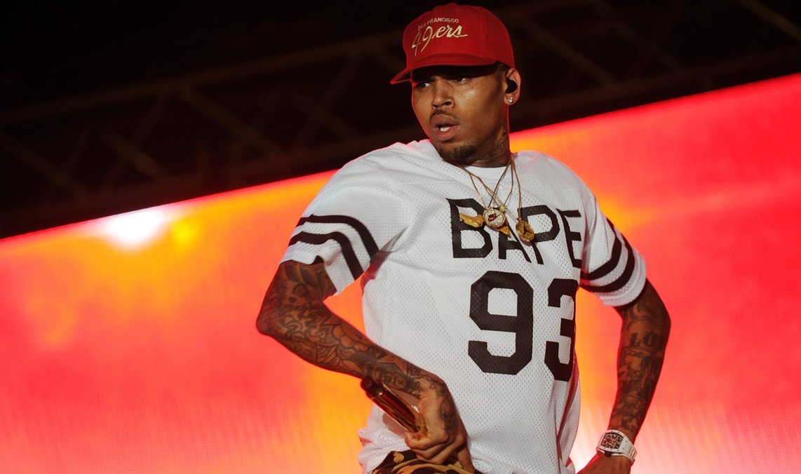 Chris Brown saute un cable et se barricade dans sa résidence