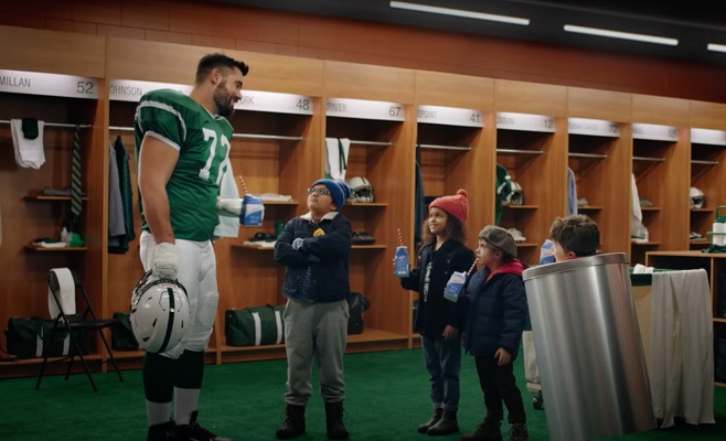 Image de l'article Publicités de Noël : Les enfants du lait confrontent Laurent Duvernay-Tardif