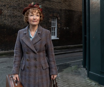 Une scène du film Mrs. Harris Goes to Paris