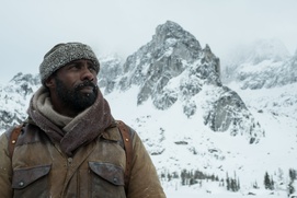 Une scène du film The Mountain Between Us Une scène du film The Mountain Between Us