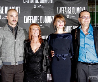 Sur le tapis rouge du film L'affaire Dumont