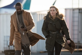 Une scène du film The Mountain Between Us Une scène du film The Mountain Between Us