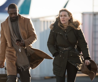 Une scène du film The Mountain Between Us
