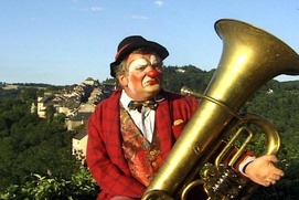 Scène du film Ici Najac, à vous la Terre
