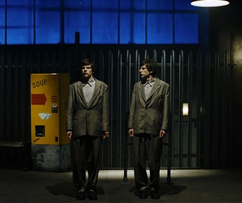 Une scène du film The Double