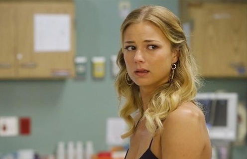Emily VanCamp dans Revenge