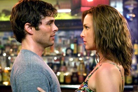 Une scène du film 27 Dresses