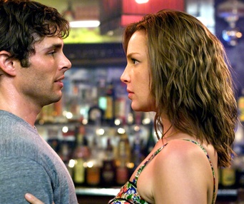Une scène du film 27 Dresses