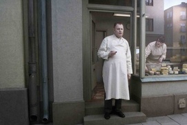 Une scène du film Un pigeon perché sur une branche philosophait sur l'existence Une scène du film Un pigeon perché sur une branche philosophait sur l'existence