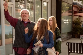Une scène du film Kajillionaire Une scène du film Kajillionaire