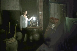 Une scène du film Silent House Une scène du film Silent House