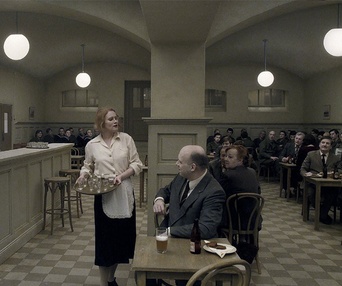 Une scène du film Un pigeon perché sur une branche philosophait sur l'existence