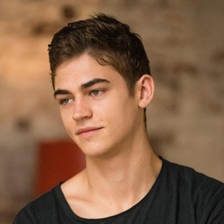 Photo de Hero Fiennes Tiffin