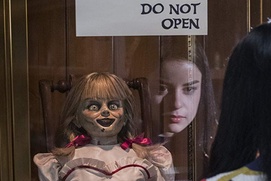 Une scène du film Annabelle Comes Home Une scène du film Annabelle Comes Home